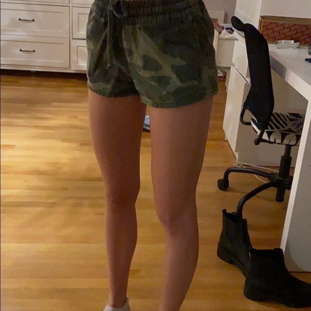 Aritzia Camo Shorts - Picture 4 of 5
